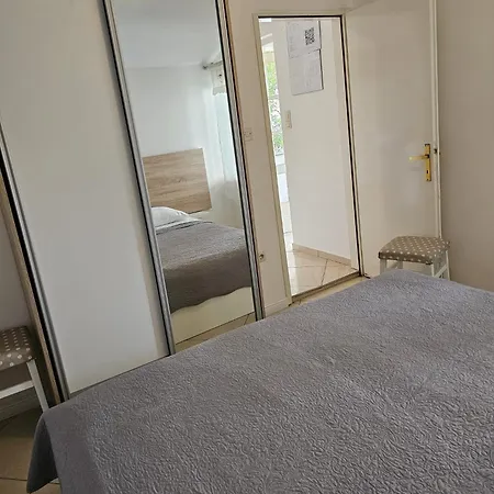 Διαμέρισμα Ema *