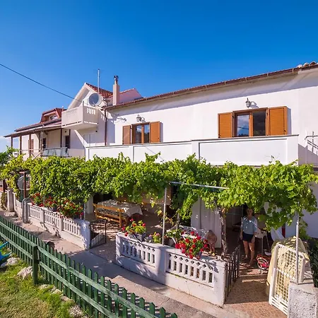 Apartmán Ema With Heated Pool *